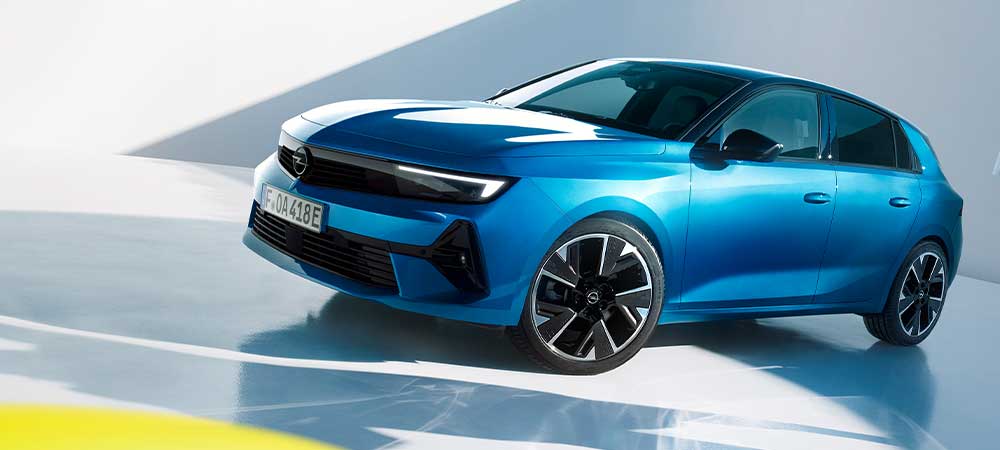 Opel Astra in Blau, schr&auml;g von vorn fotografiert.