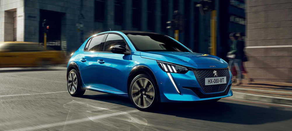 Peugeot 208 auf der Stra&szlig;e